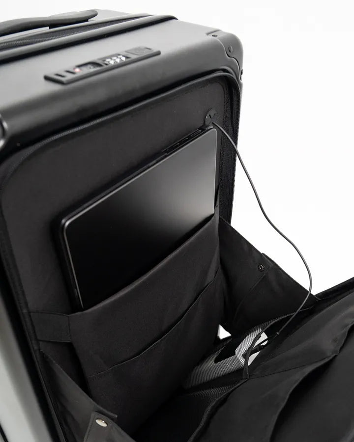 Close do compartimento frontal para notebook da Backvac Flight Carry-on aberto, com um aparelho guardado no bolso interno