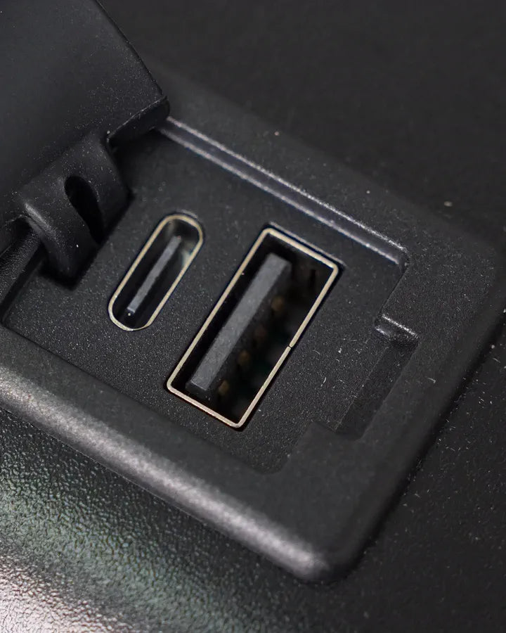 Close das portas de carregamento USB-C e USB-A da Backvac Flight Carry-on