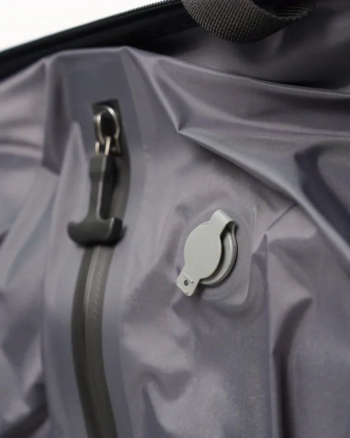 Close da válvula e do zíper da bolsa a vácuo cinza da Backvac Flight Carry-on