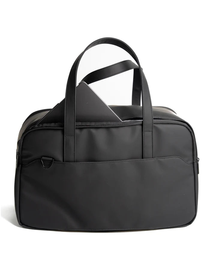 Backvac Overnight Bag com um notebook entrando no bolso externo para notebook