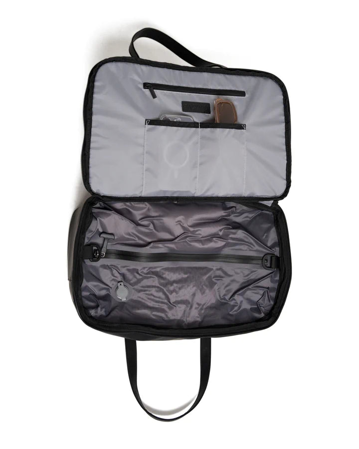 Backvac Overnight Bag aberta como um livro, com os bolsos da tampa em cima e a bolsa a vácuo embaixo