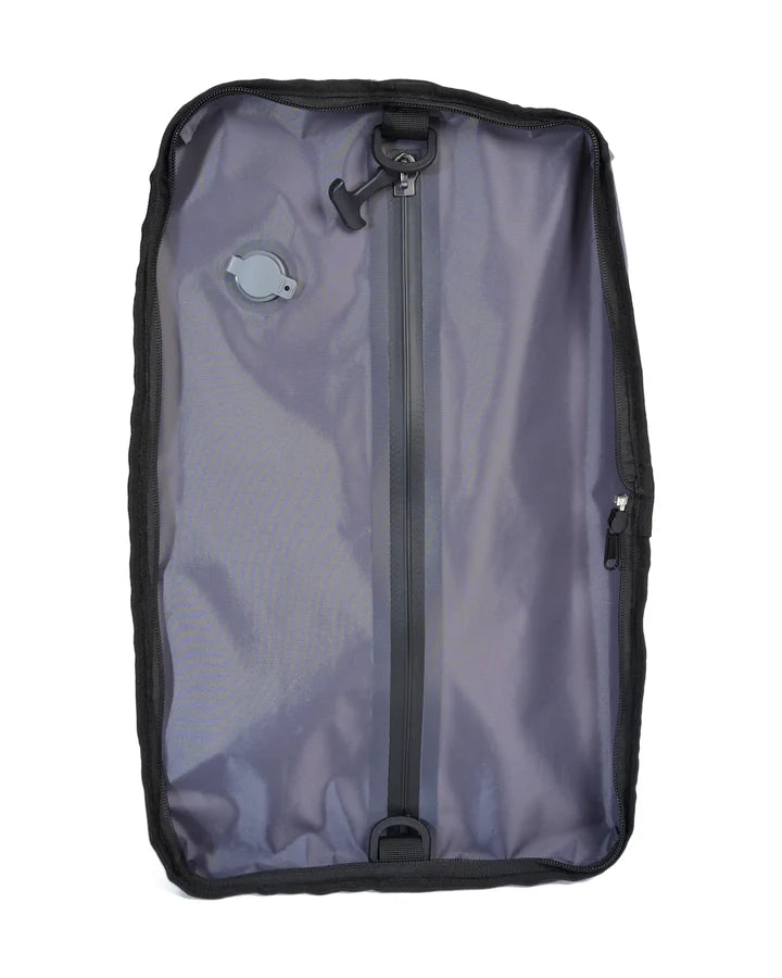 A bolsa a vácuo cinza da Overnight Bag, fora da bolsa, com a válvula e o zíper central