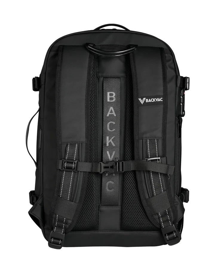 背面から見た Backvac Pro。ショルダーストラップ、メッシュの背面パネル、チェストストラップが見える