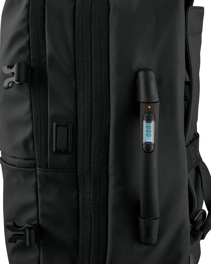 Lateral da Backvac Pro Max, com zoom no painel coberto das portas USB ao lado da alça com balança