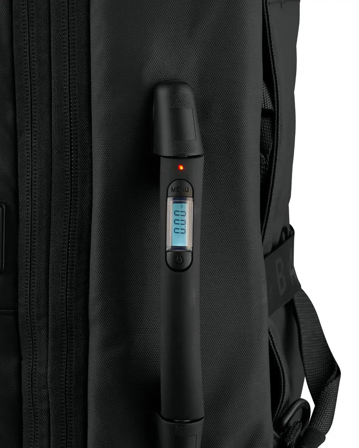 Close da alça com balança na lateral da Backvac Pro Max: o visor digital, o botão MENU e o botão de ligar